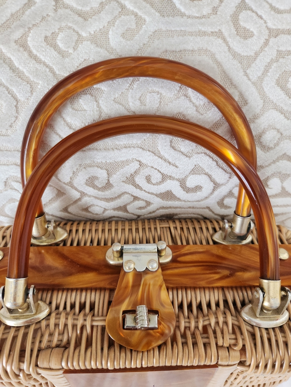 Vintage Princess Charming by Atlas Wicker Handbag – Mid-Century Amber Lucite - Picture 3 of 9